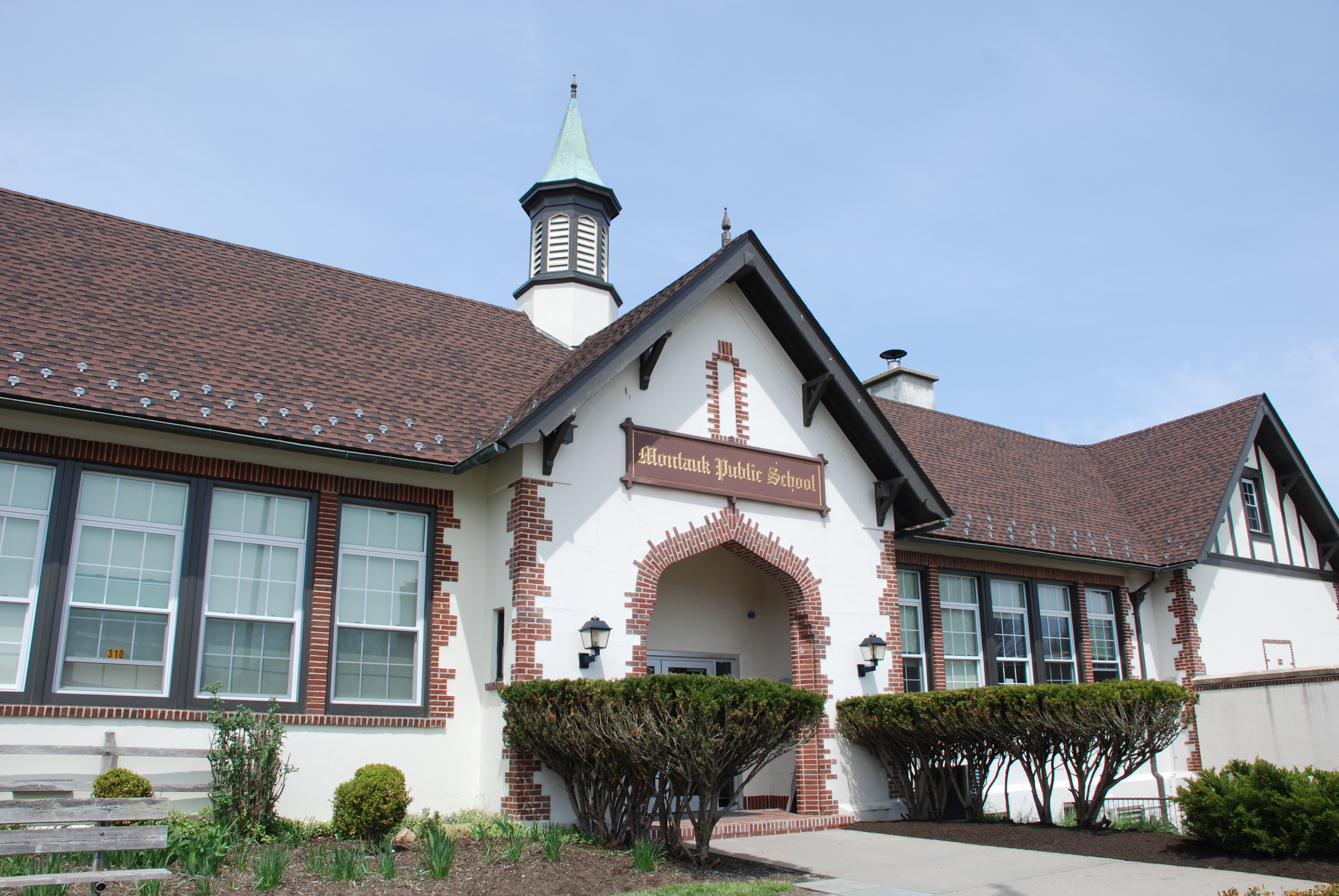 Image of the front of Montauk Public School